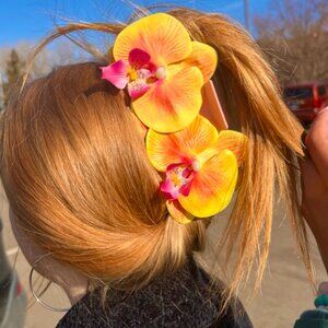 Aloha Bloom: Stylish Pink Hair Clip